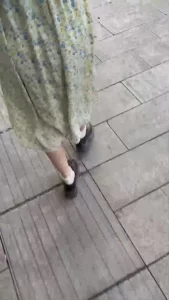 表面看着单纯的碎花裙妹妹没想到来了酒店比我都放的开 自摸骚逼求大鸡吧