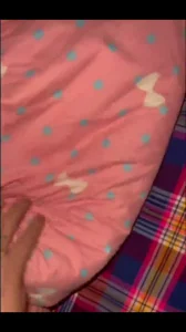 半夜溜进50岁岳母房间掀开被子各种玩弄她白虎逼内射